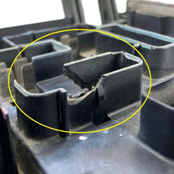 Caixa Fusível Chrysler Grand Caravan 3.3 V6 2000 2001 A 2006